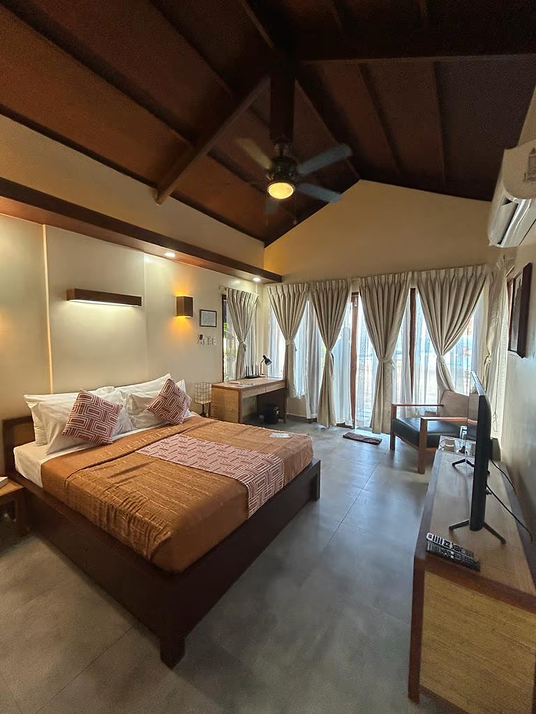 Deluxe Pool View - Image 4