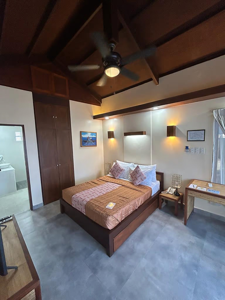 Deluxe Pool View - Image 8