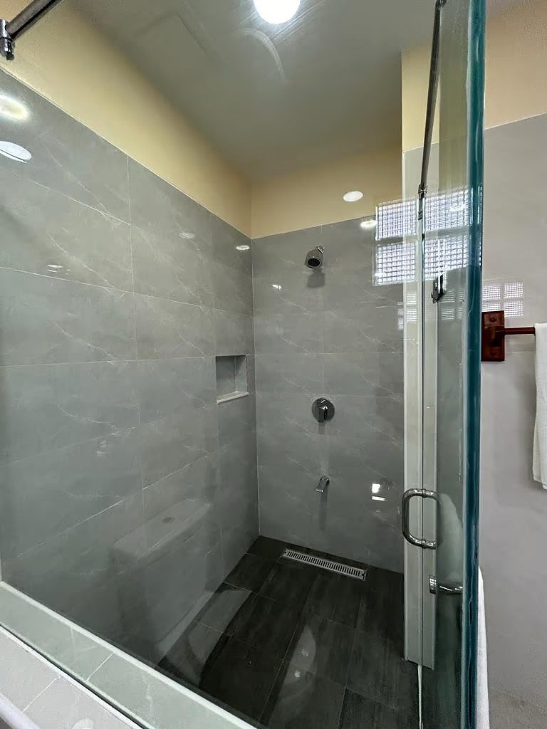 Deluxe Pool View - Image 7