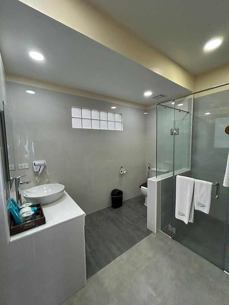 Deluxe Pool View - Image 6