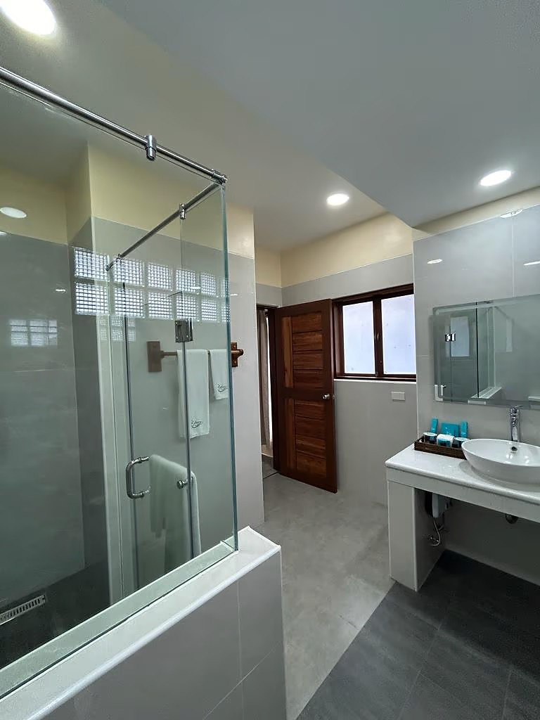 Deluxe Pool View - Image 5